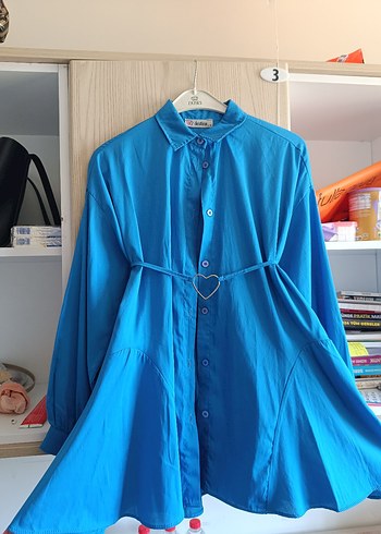 mavi düğmeli belden kemerli yazlık gömlek - Görsel 3
