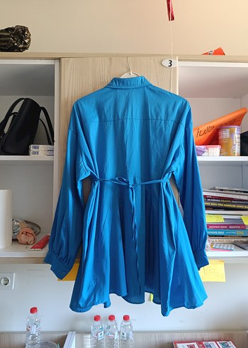 mavi düğmeli belden kemerli yazlık gömlek - Görsel 5