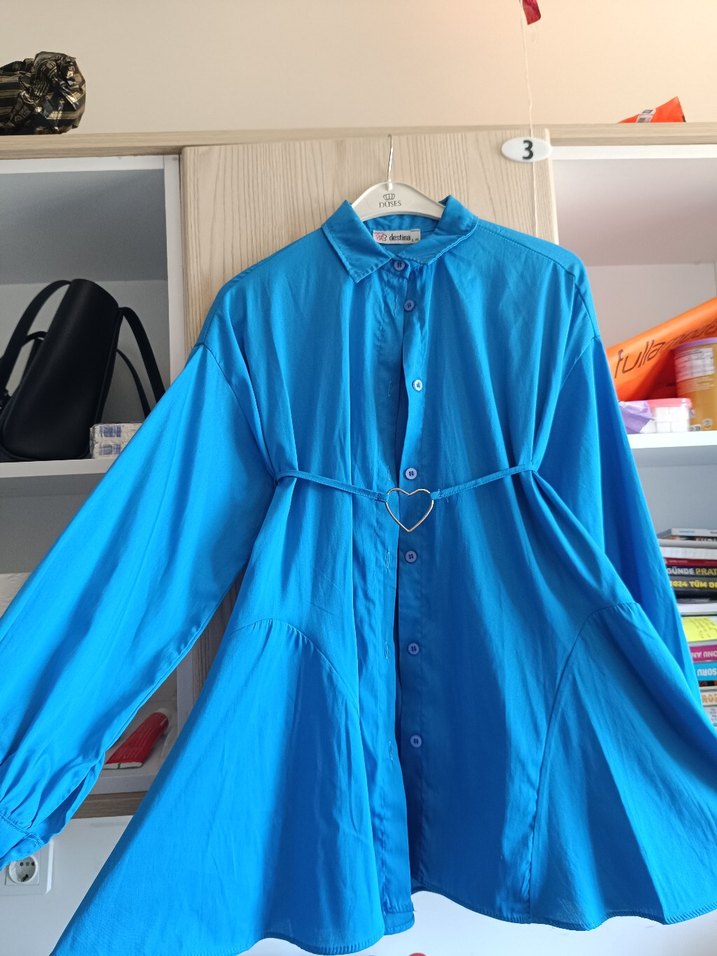 mavi düğmeli belden kemerli yazlık gömlek - Görsel 2