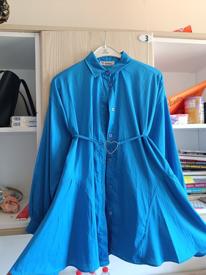 mavi düğmeli belden kemerli yazlık gömlek - Görsel 3