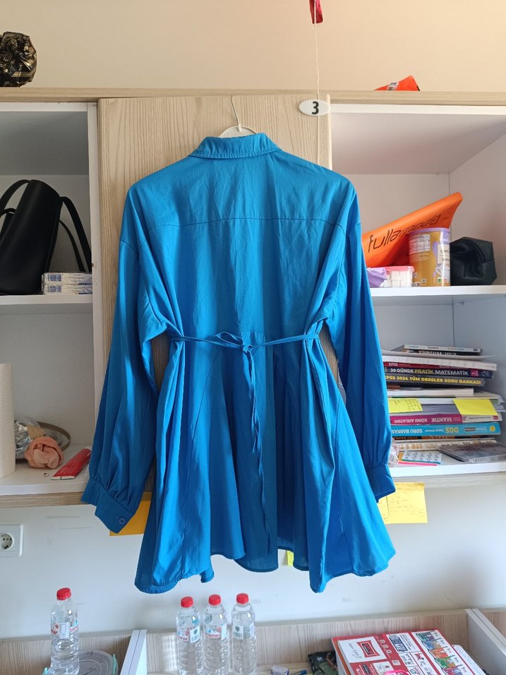 mavi düğmeli belden kemerli yazlık gömlek - Görsel 4