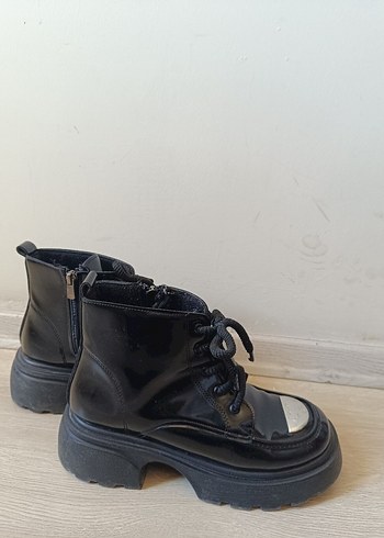 Parlak Siyah Platform Topuklu kar botu. - Görsel 3