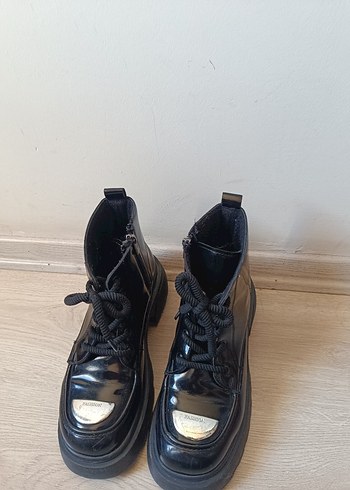 Parlak Siyah Platform Topuklu kar botu. - Görsel 2