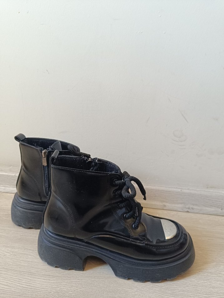 Parlak Siyah Platform Topuklu kar botu. - Görsel 3