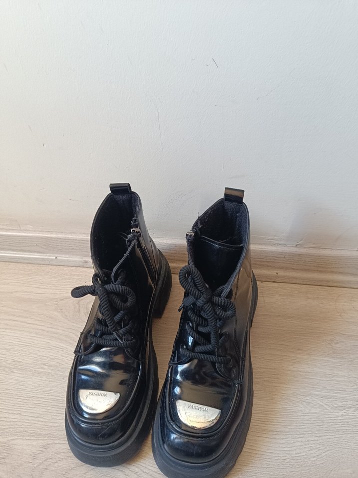 Parlak Siyah Platform Topuklu kar botu. - Görsel 2