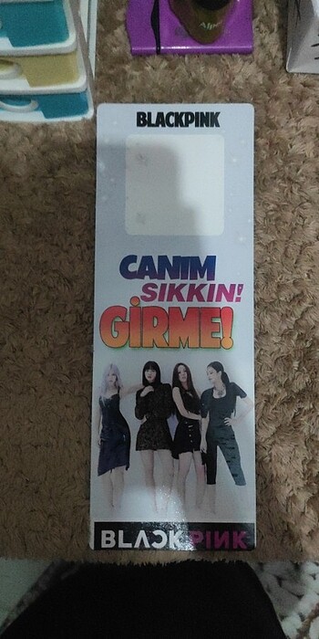 Blackpink kapıya asılan bişey tam bilmiom