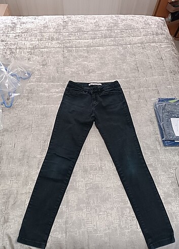 LCw Markalı çocuk kot pantolonları.