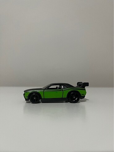Beden Hot Wheels Dodge Challenger