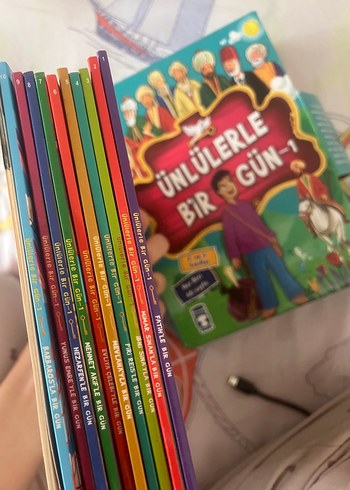 Ünlülerle Bir Gün 1 Yepyeni Kutulu Set 10 kitap içerisinde