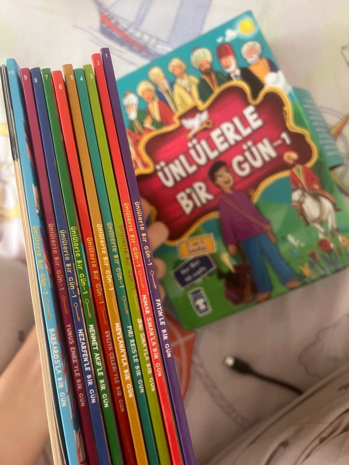 Ünlülerle Bir Gün 1 Yepyeni Kutulu Set 10 kitap içerisinde - Görsel 2