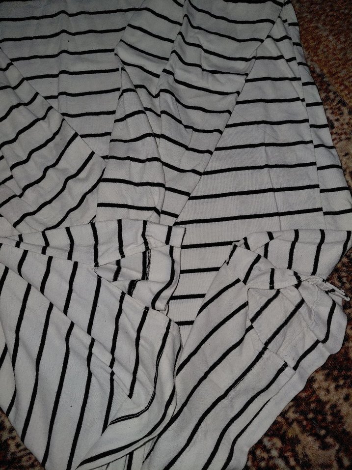 Siyah Beyaz Çizgili Uzun Kollu Kadın - Görsel 2