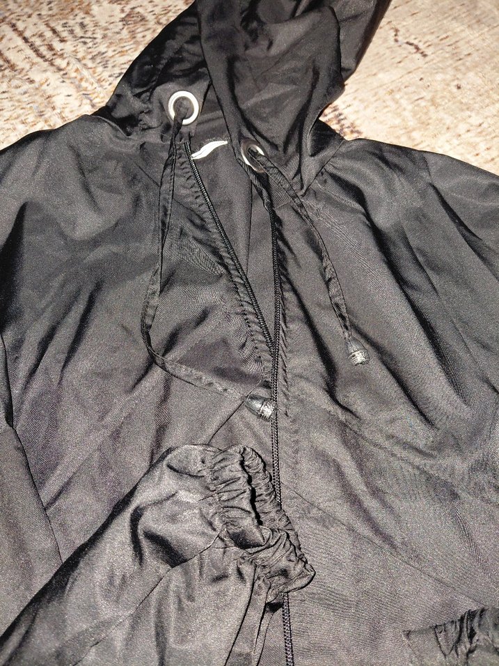 Kadın Siyah Uzun Kapüşonlu Yağmurluk - Görsel 2