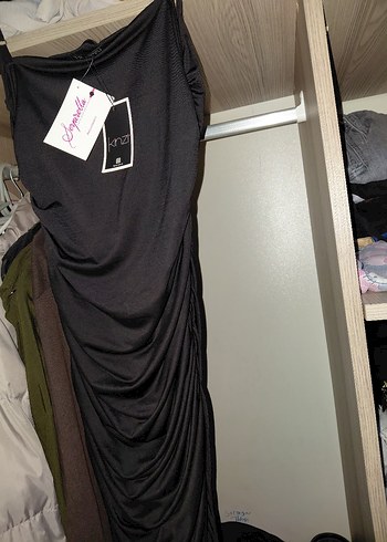 Siyah Drapeli Askılı Midi Elbise - Görsel 2