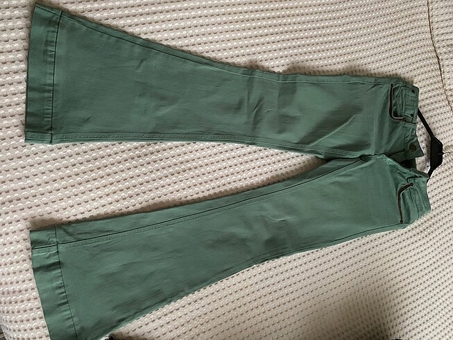 Düşük bel şık bir pantolon