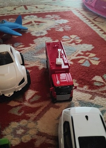 Çok Renkli Oyuncak Arabalar - Görsel 7