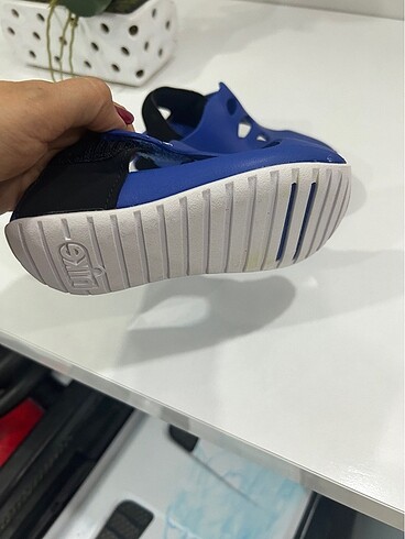 27 Beden Nike çocuk sandaleti