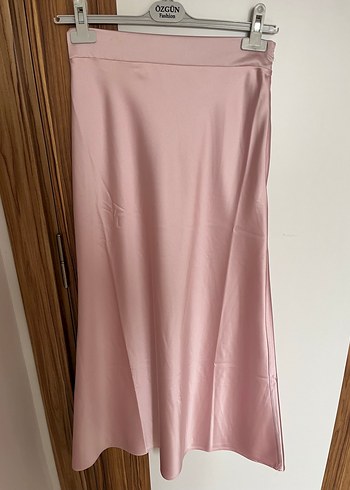 Pembe saten esnek arka kısmı lastikli yan kısmı fermuarlıdır.