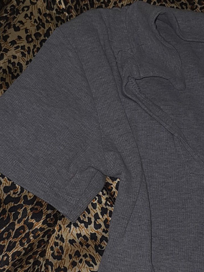 Gri Kısa Kollu Fitted Bluz - Görsel 2