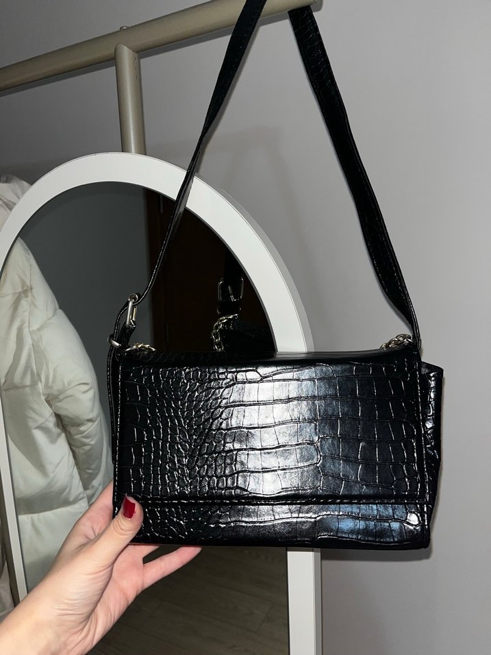 Zincir Detaylı Parlak Siyah Yılan Desenli Deri Çanta - Görsel 2