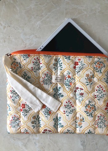 Beyaz Çiçek Desenli Fermuarlı tablet Çantası