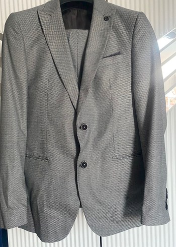 Gri Düğmeli Erkek Takım Elbise - Görsel 4