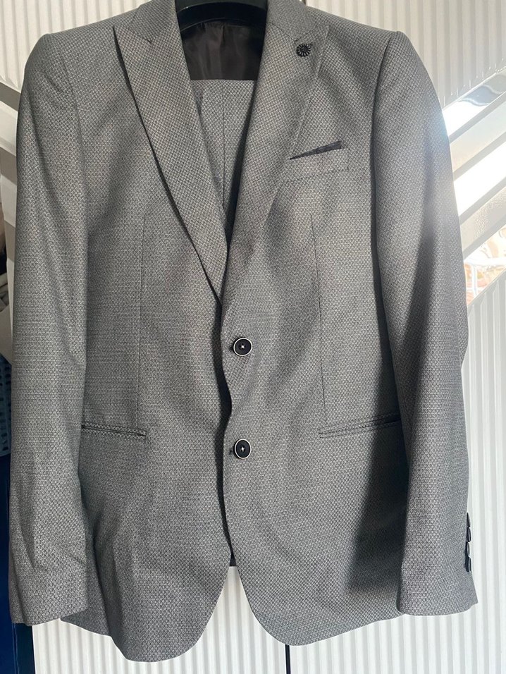 Gri Düğmeli Erkek Takım Elbise - Görsel 4