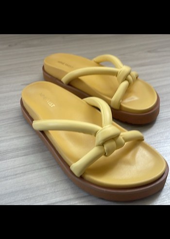 Nine West Sarı Dolgu Topuklu Kadın Terlik
