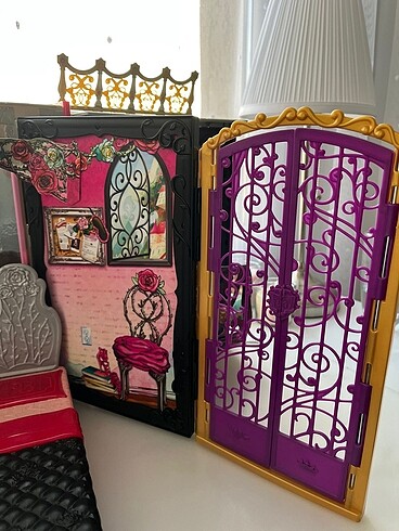 Ever After High/Barbie Evi