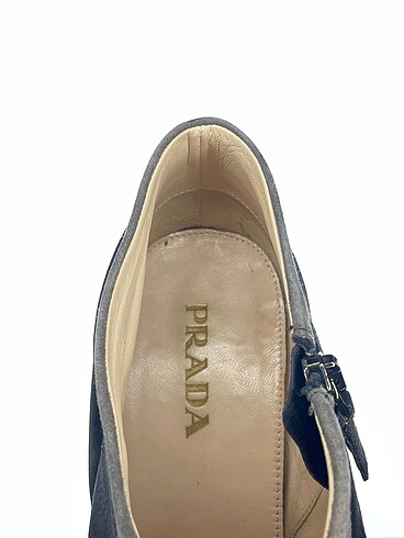 40 Beden siyah Renk Prada Bot %70 İndirimli.