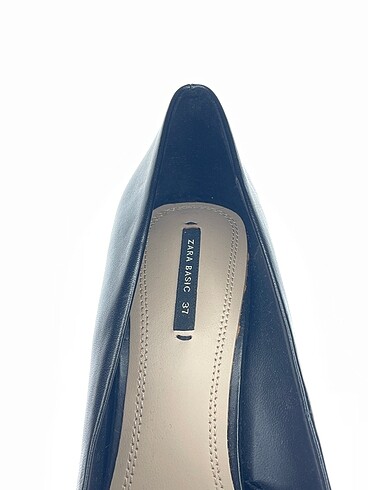 37 Beden siyah Renk Zara Stiletto %70 İndirimli.