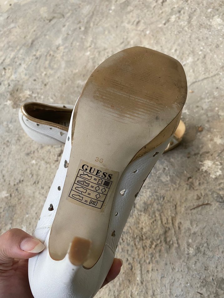 Guess topuklu ayakkabi giyilmiş - Görsel 2