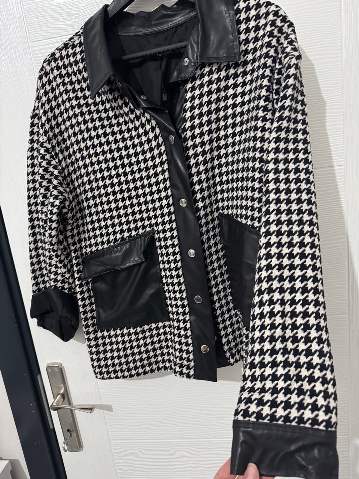 Düğmeli Siyah Beyaz Desenli Kadın Ceket - Görsel 2