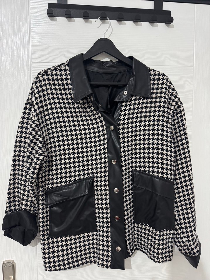 Düğmeli Siyah Beyaz Desenli Kadın Ceket - Görsel 3