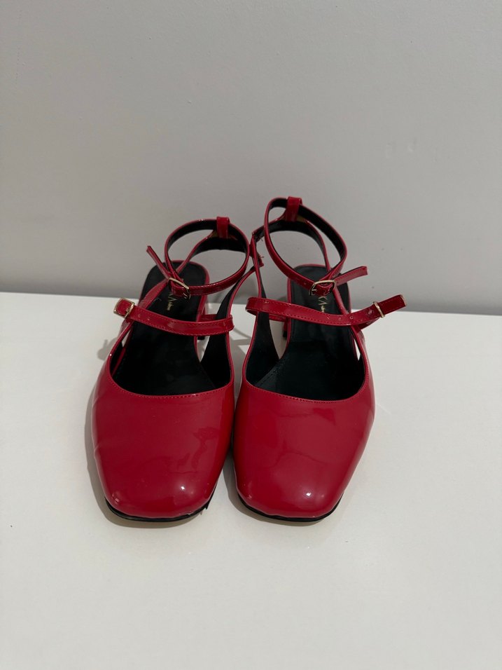 Kırmızı Tokalı Kadın Klasik Topuklu Ayakkabı - Görsel 2