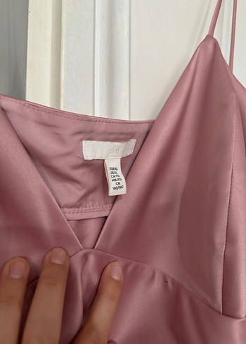 Pembe V Yakalı İp Askılı Saten Bluz - Görsel 4