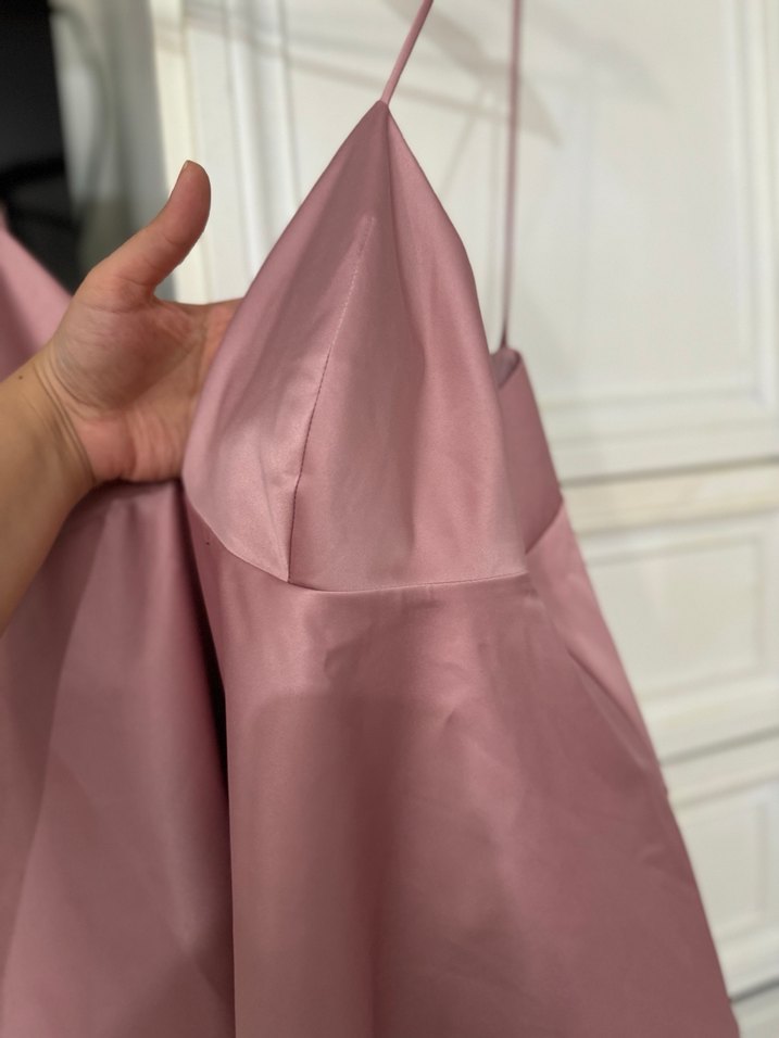 Pembe V Yakalı İp Askılı Saten Bluz - Görsel 3