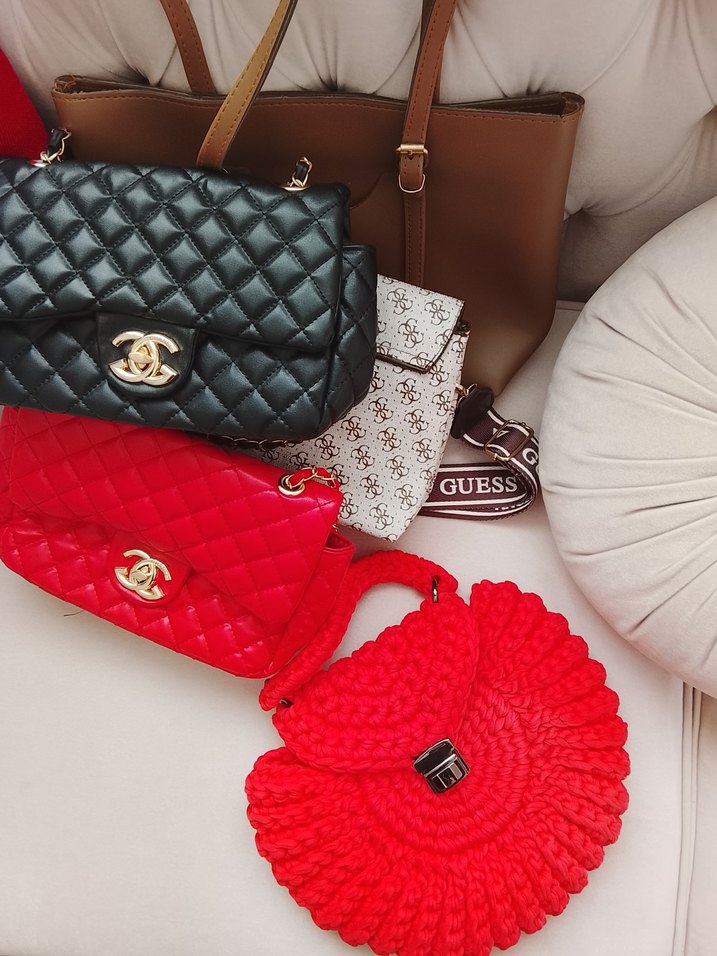 Klasik Zarafet Kırmızı Zincir Detaylı Deri Çanta - Görsel 3