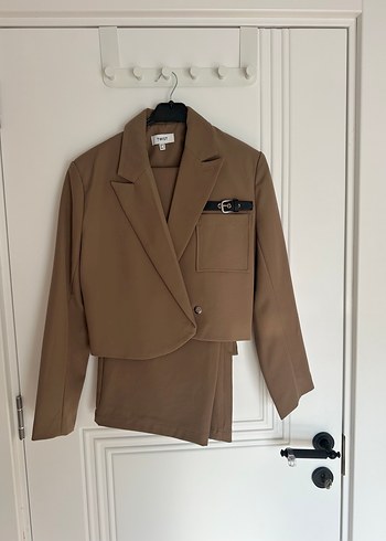 36 Beden Kemerli Kısa Bej Kadın Blazer ceket ve pantolon