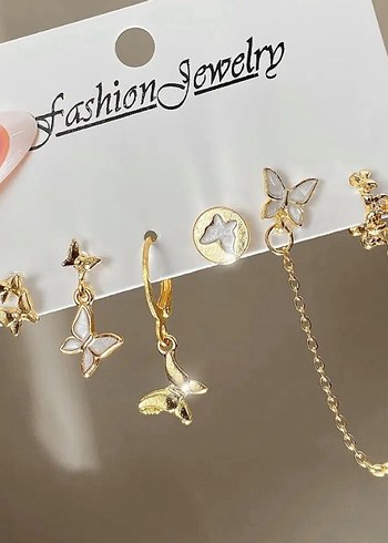 Zincir Detaylı Mini Altın Kelebek Küpeler