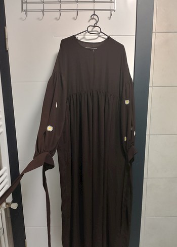 kahverengi kol detaylı elbise