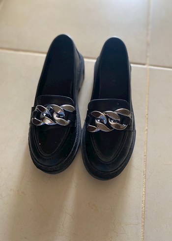 Zincir Detaylı Siyah Kadın Loafer