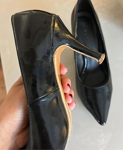 Topuklu stiletto - muhteşem rugan. Destek için olacak