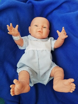 gerçek görünümlü yenidoğan bebek