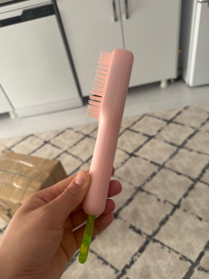 Pembe Saç Fırçası Yeşil Askı Detaylı - Görsel 2