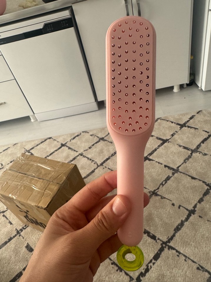Pembe Saç Fırçası Yeşil Askı Detaylı - Görsel 4