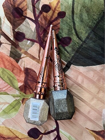 Işıltılı eyeliner