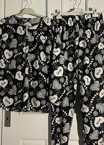 Siyah Desenli Uzun Kollu Düğmesiz Kadın Pijama Takımı
