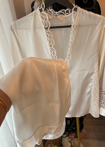 Dantel Detaylı Beyaz saten pijama takımı - Görsel 2