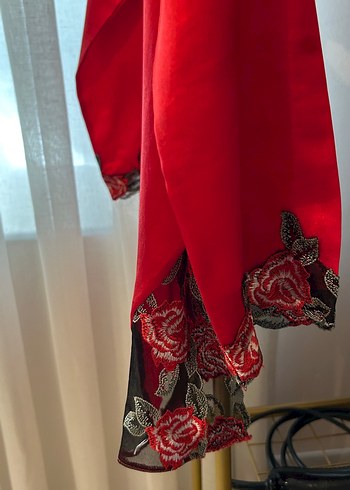 Kırmızı Nakışlı Düğmeli saten gecelik takımı - Görsel 2