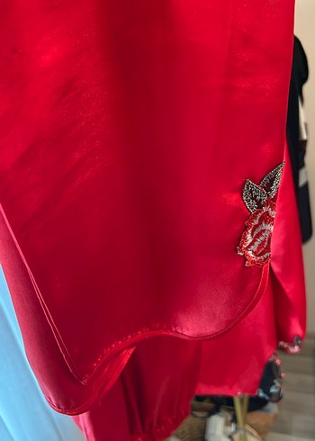 Kırmızı Nakışlı Düğmeli saten gecelik takımı - Görsel 4